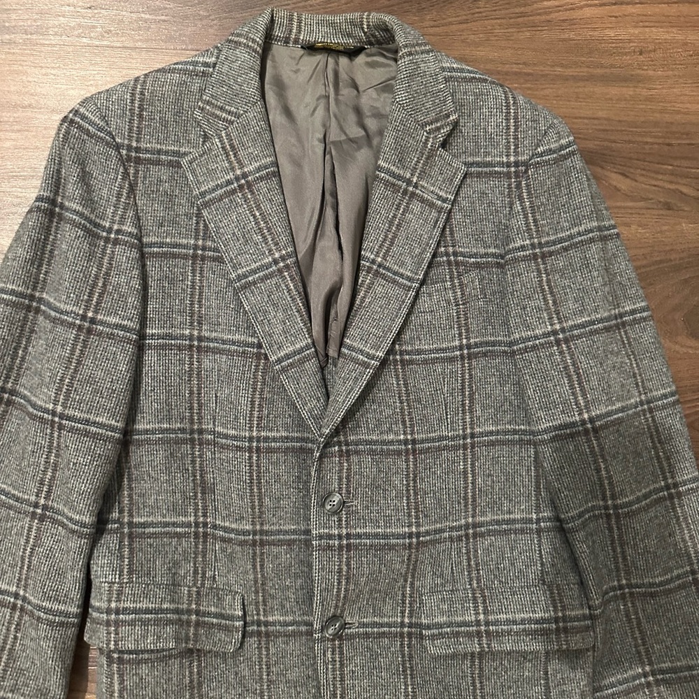 Gray Blazer with Plaid Pattern and Notched Lapel